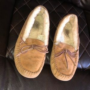UGG Moccasins Women’s Dakota (size 9)